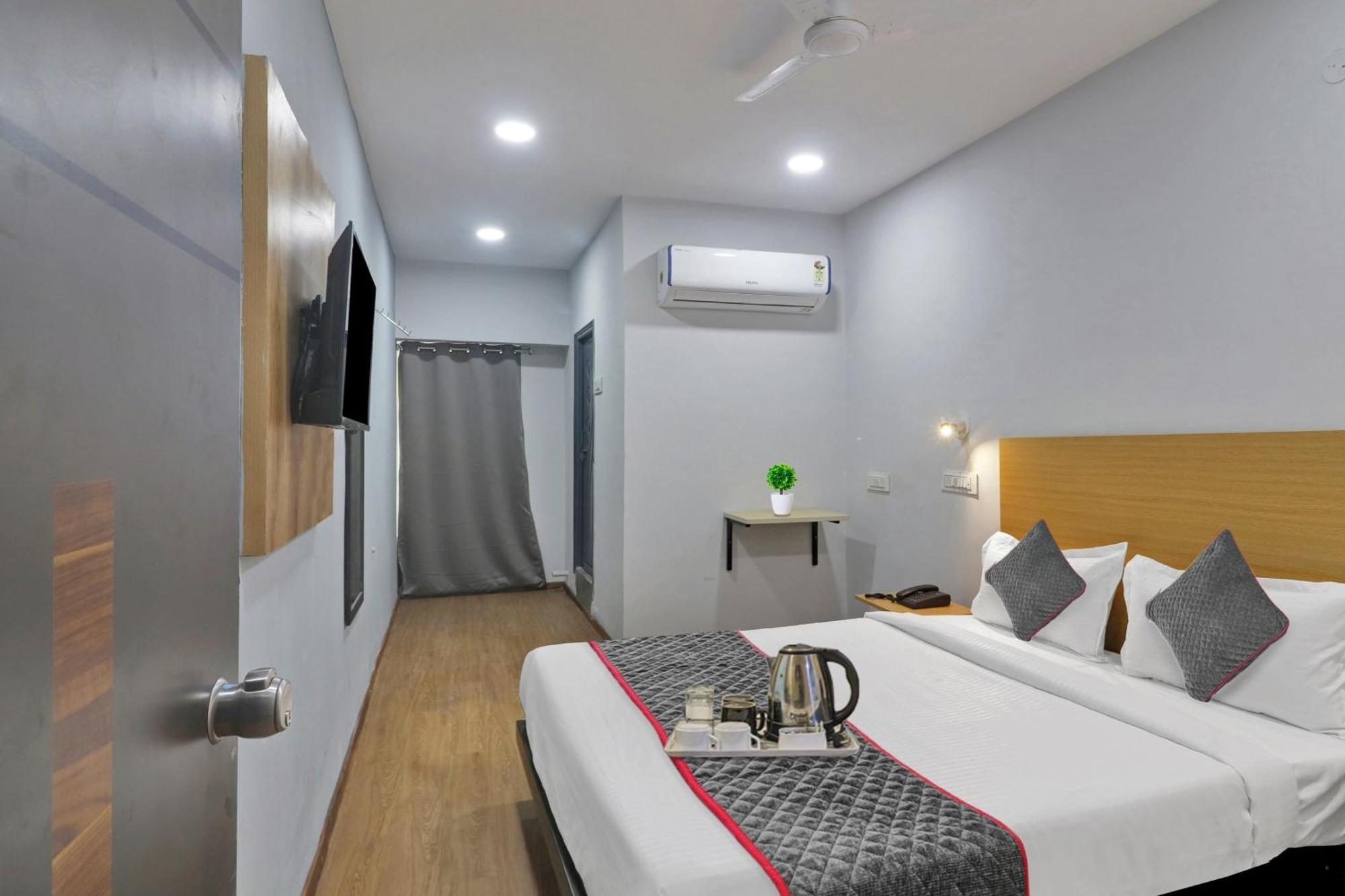 Townhouse S Continental Hotel Hyderabad Bagian luar foto