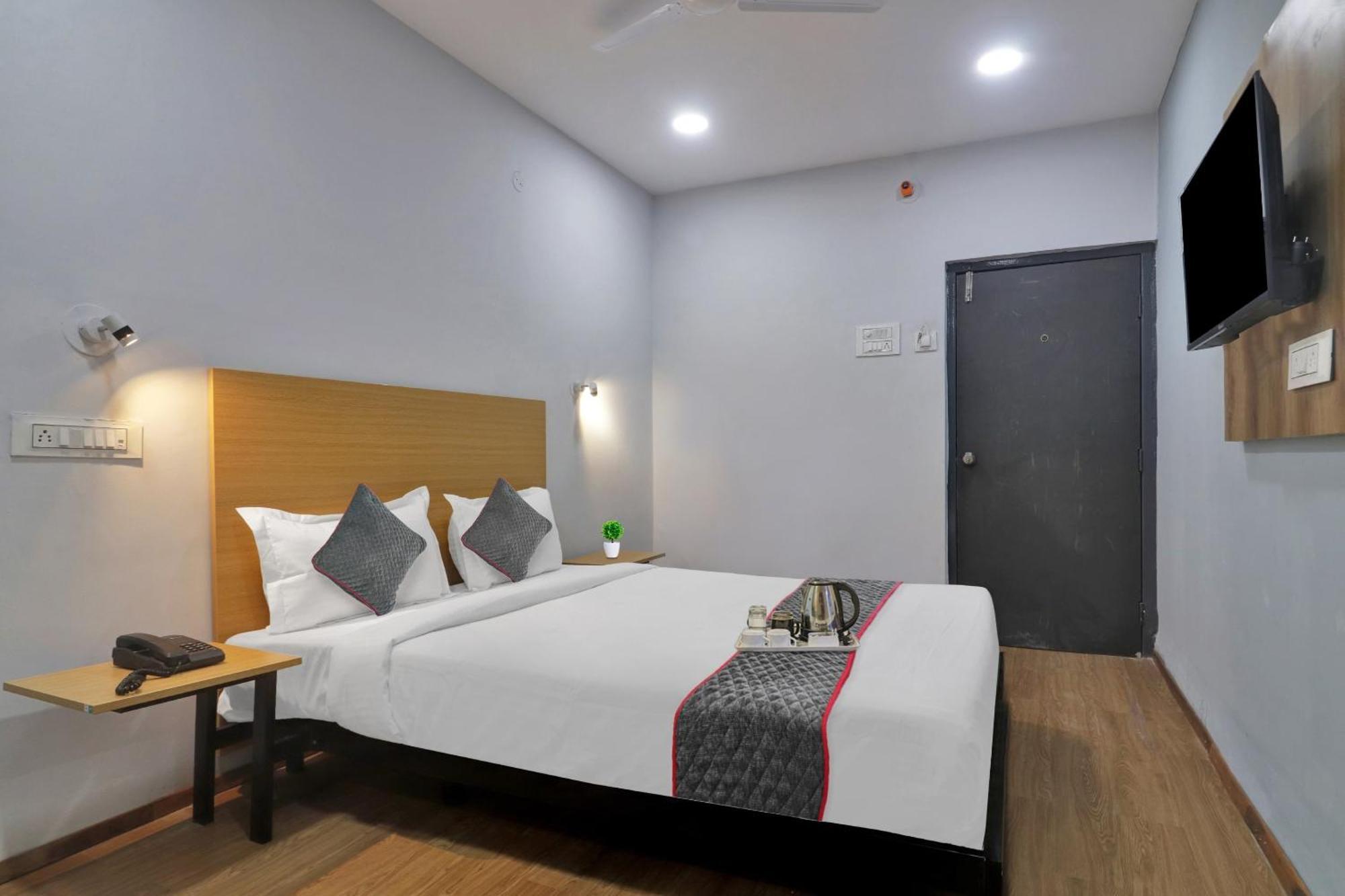 Townhouse S Continental Hotel Hyderabad Bagian luar foto