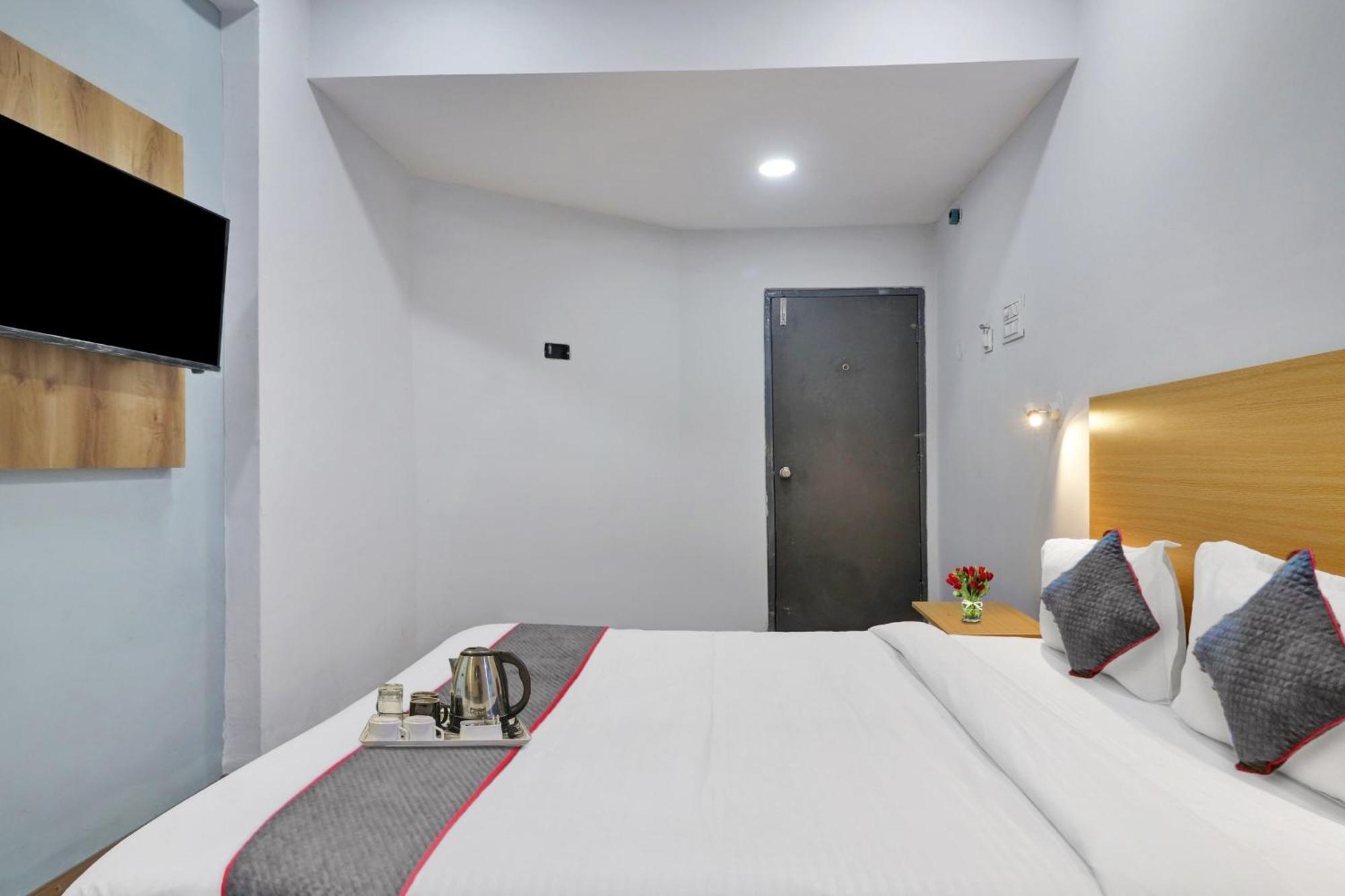 Townhouse S Continental Hotel Hyderabad Bagian luar foto