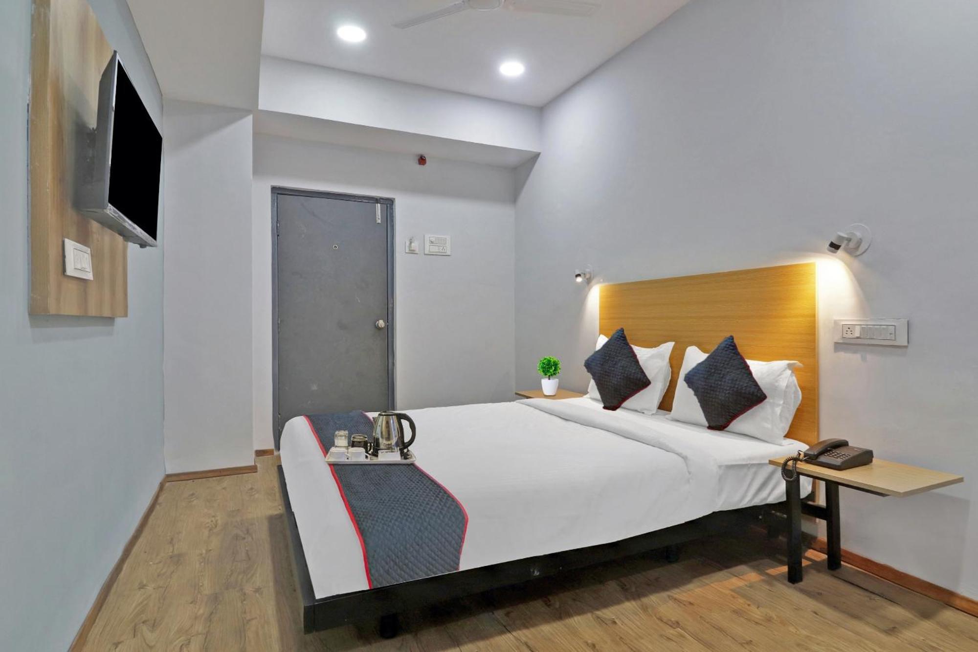 Townhouse S Continental Hotel Hyderabad Bagian luar foto