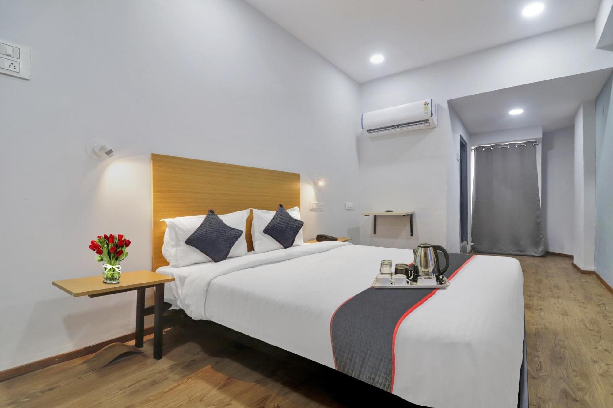 Townhouse S Continental Hotel Hyderabad Bagian luar foto