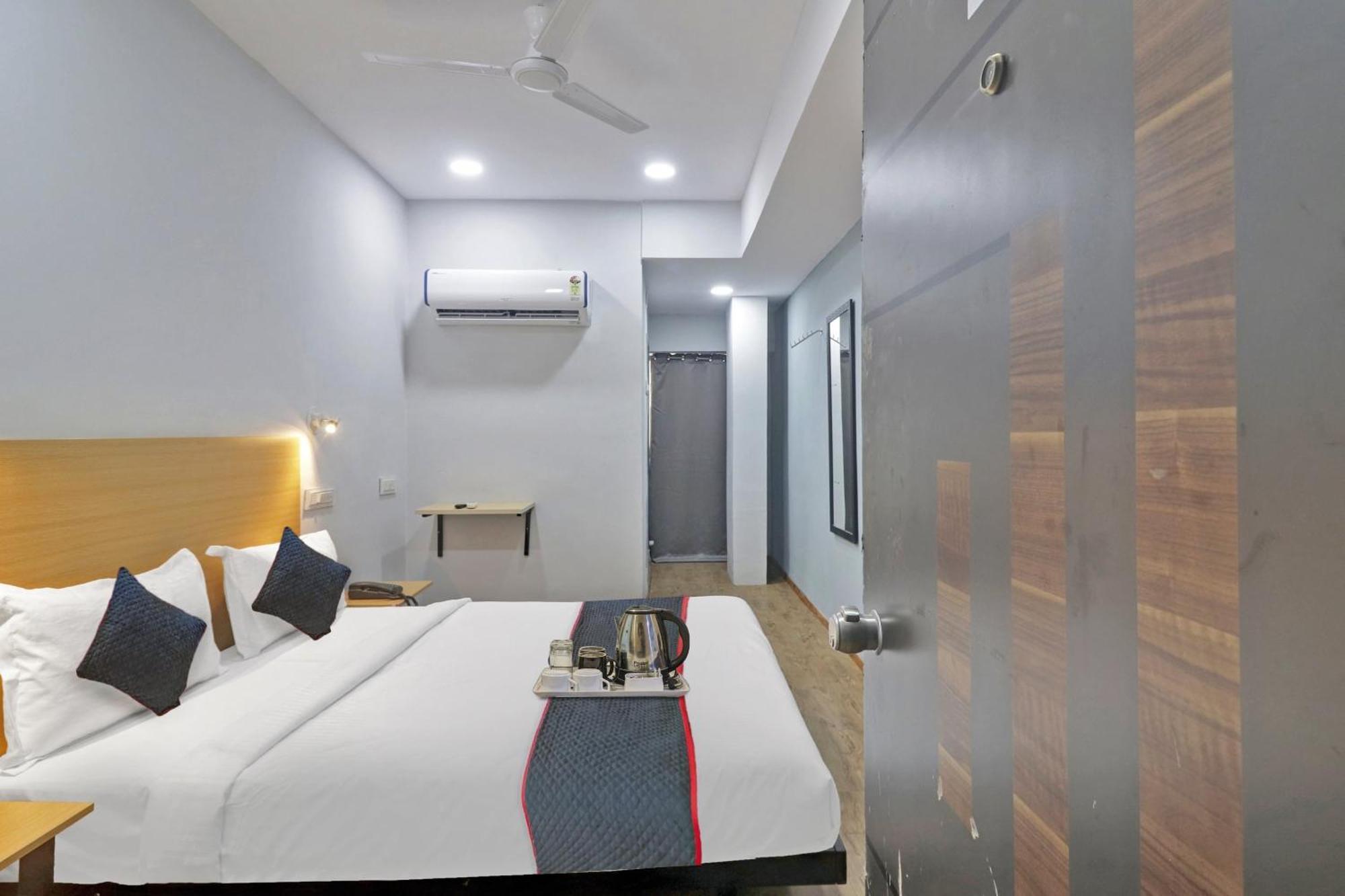 Townhouse S Continental Hotel Hyderabad Bagian luar foto