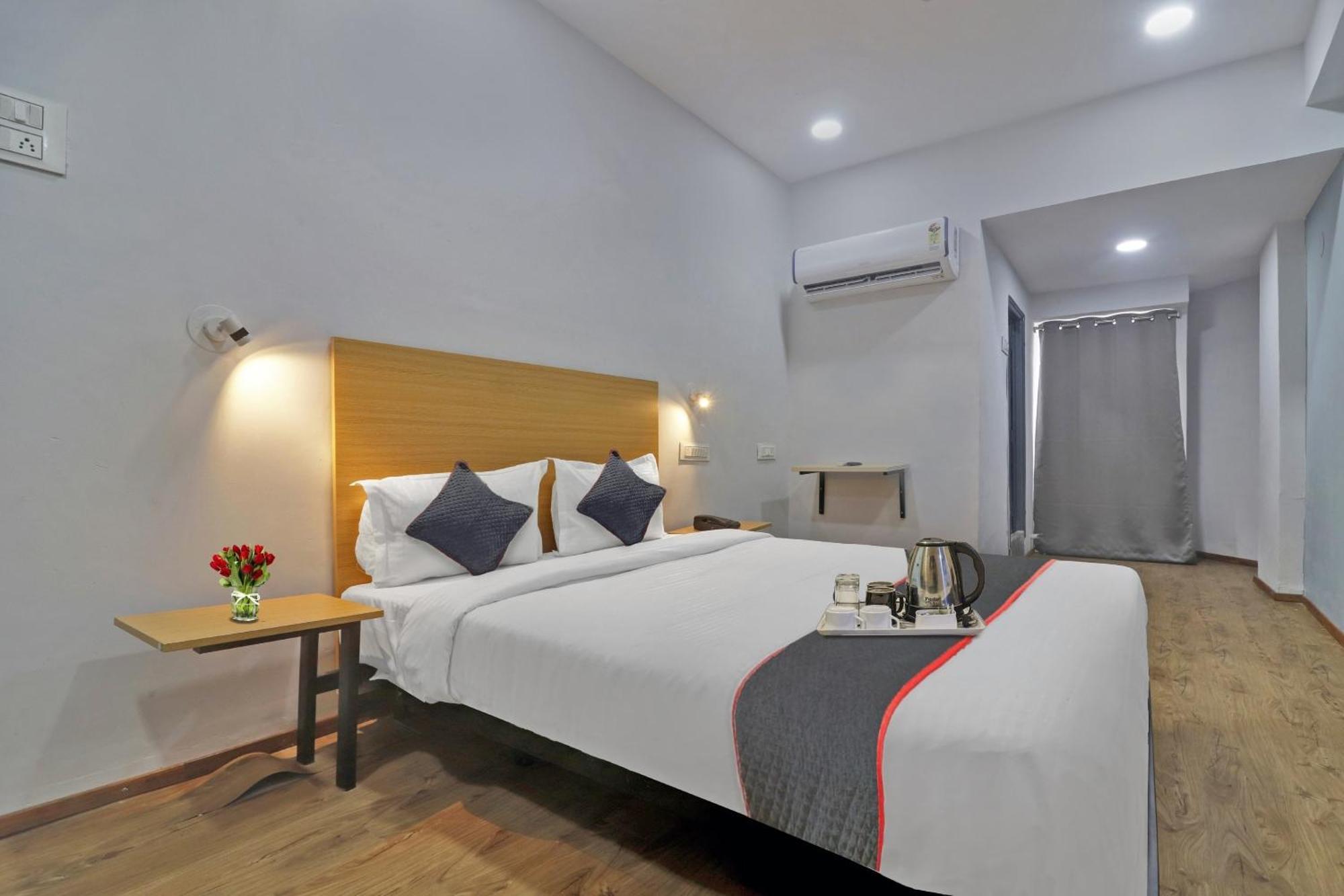 Townhouse S Continental Hotel Hyderabad Bagian luar foto