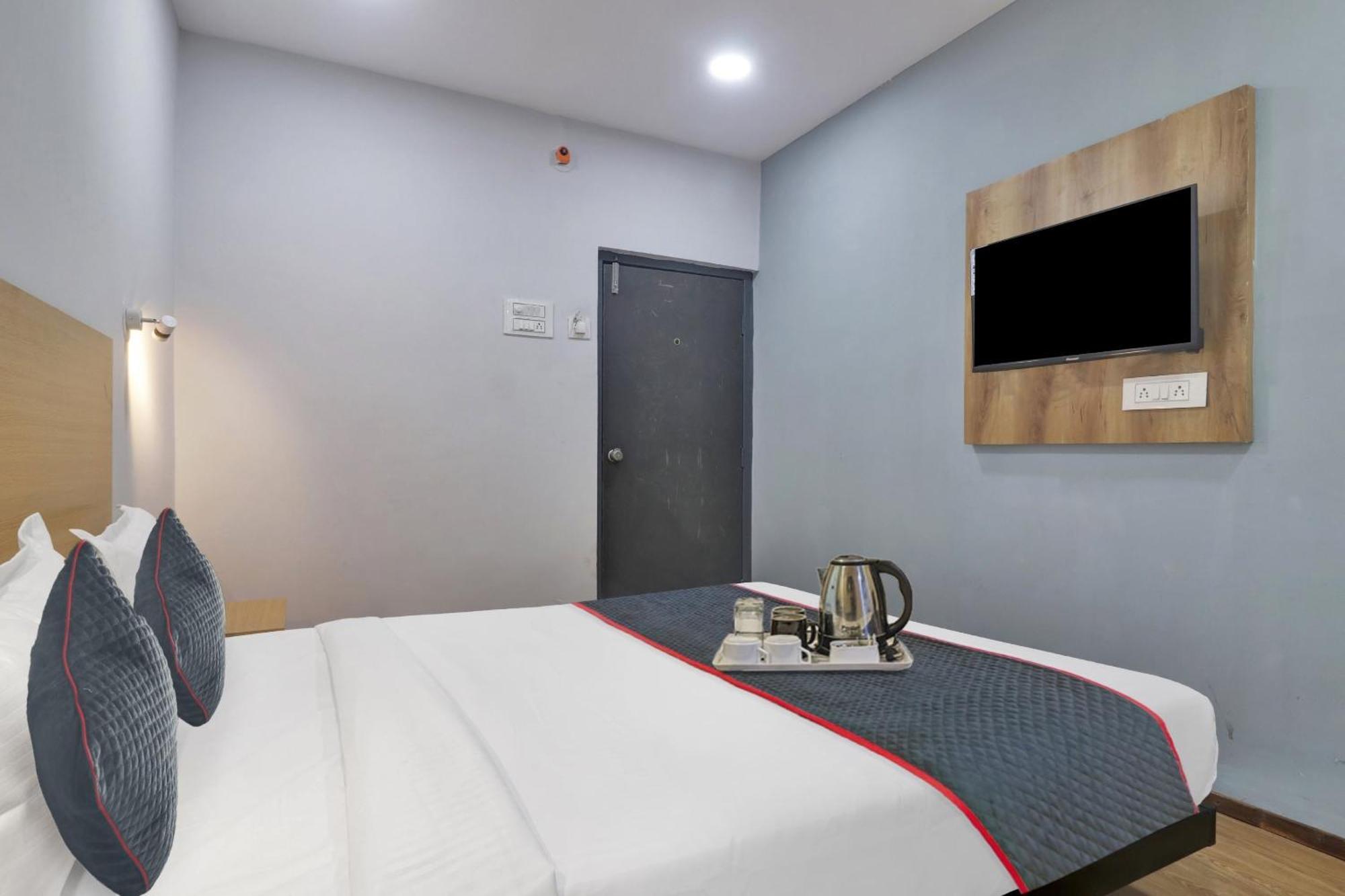 Townhouse S Continental Hotel Hyderabad Bagian luar foto