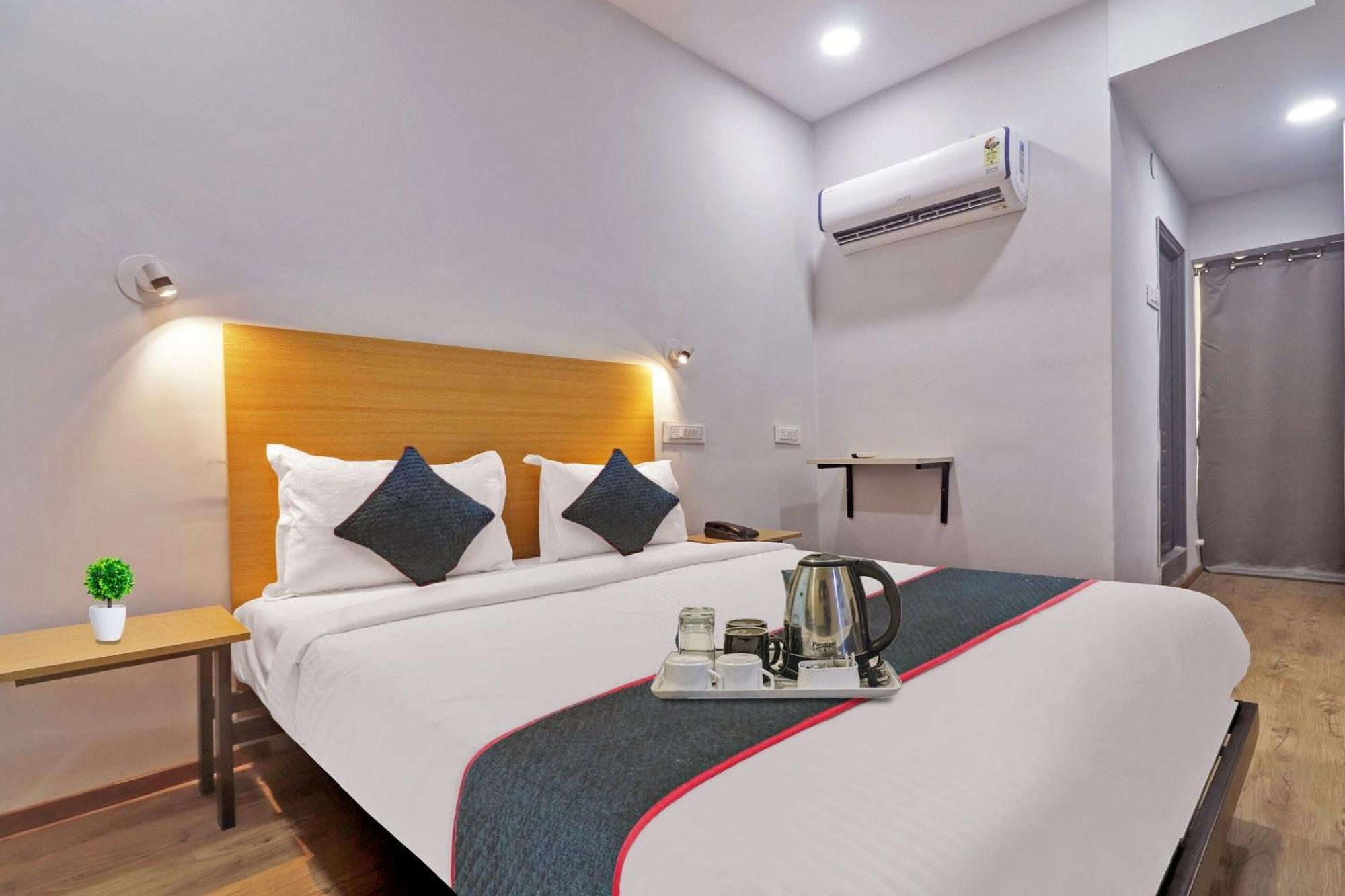 Townhouse S Continental Hotel Hyderabad Bagian luar foto