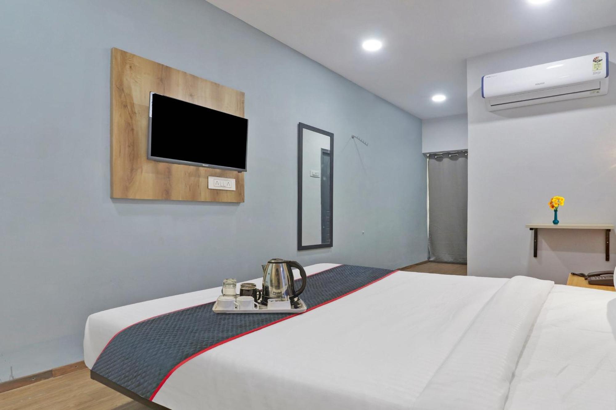 Townhouse S Continental Hotel Hyderabad Bagian luar foto
