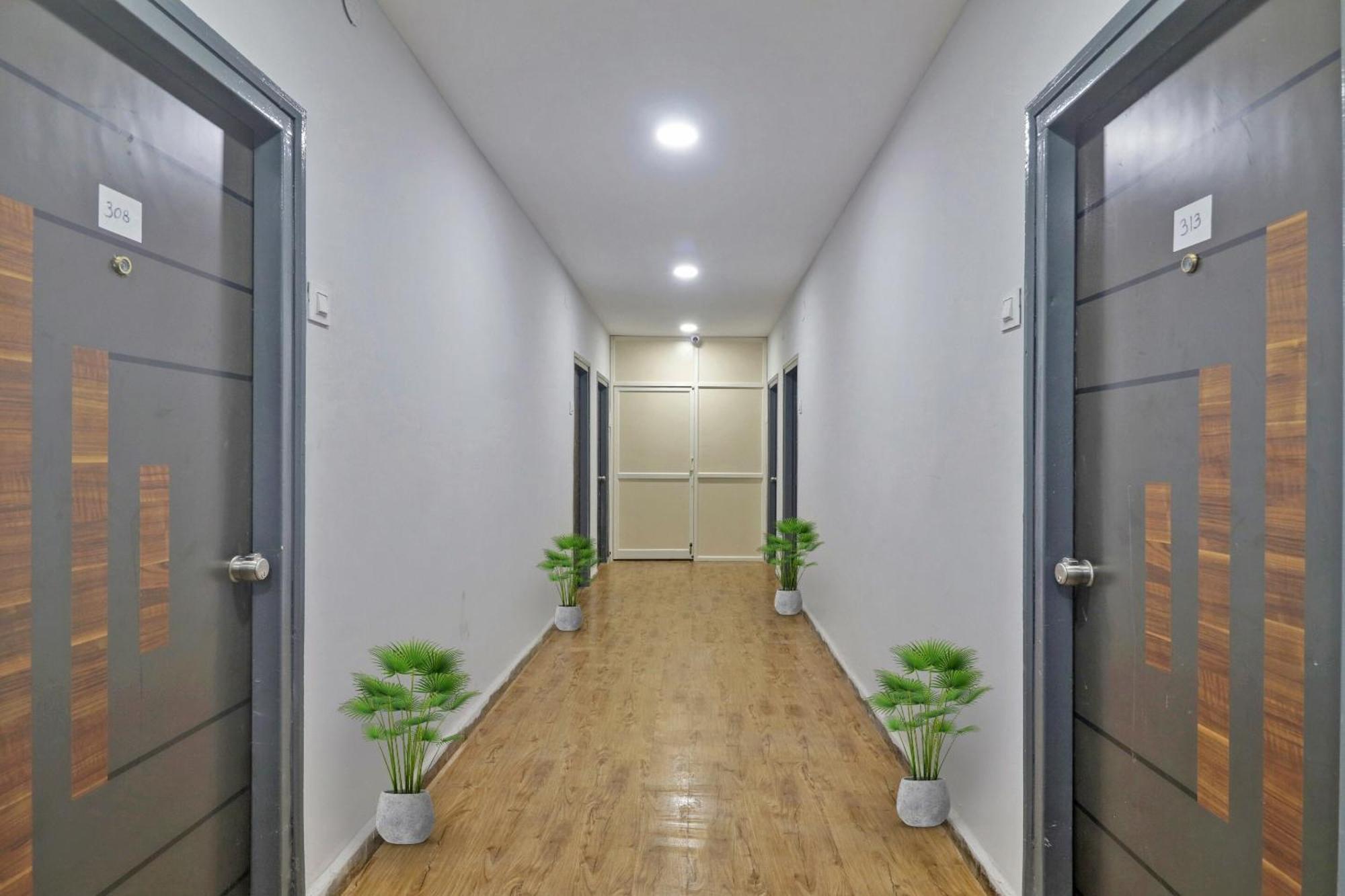 Townhouse S Continental Hotel Hyderabad Bagian luar foto