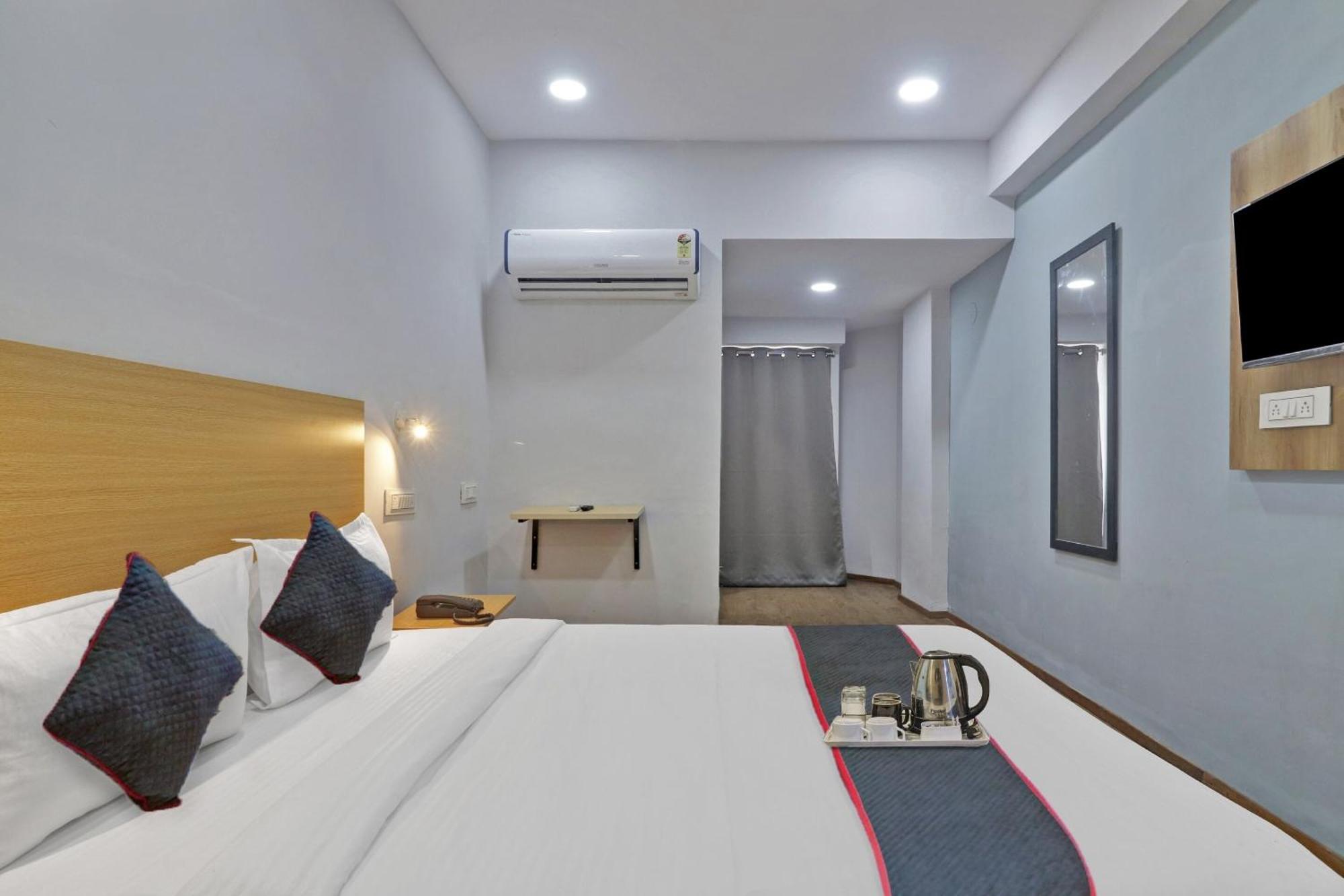 Townhouse S Continental Hotel Hyderabad Bagian luar foto